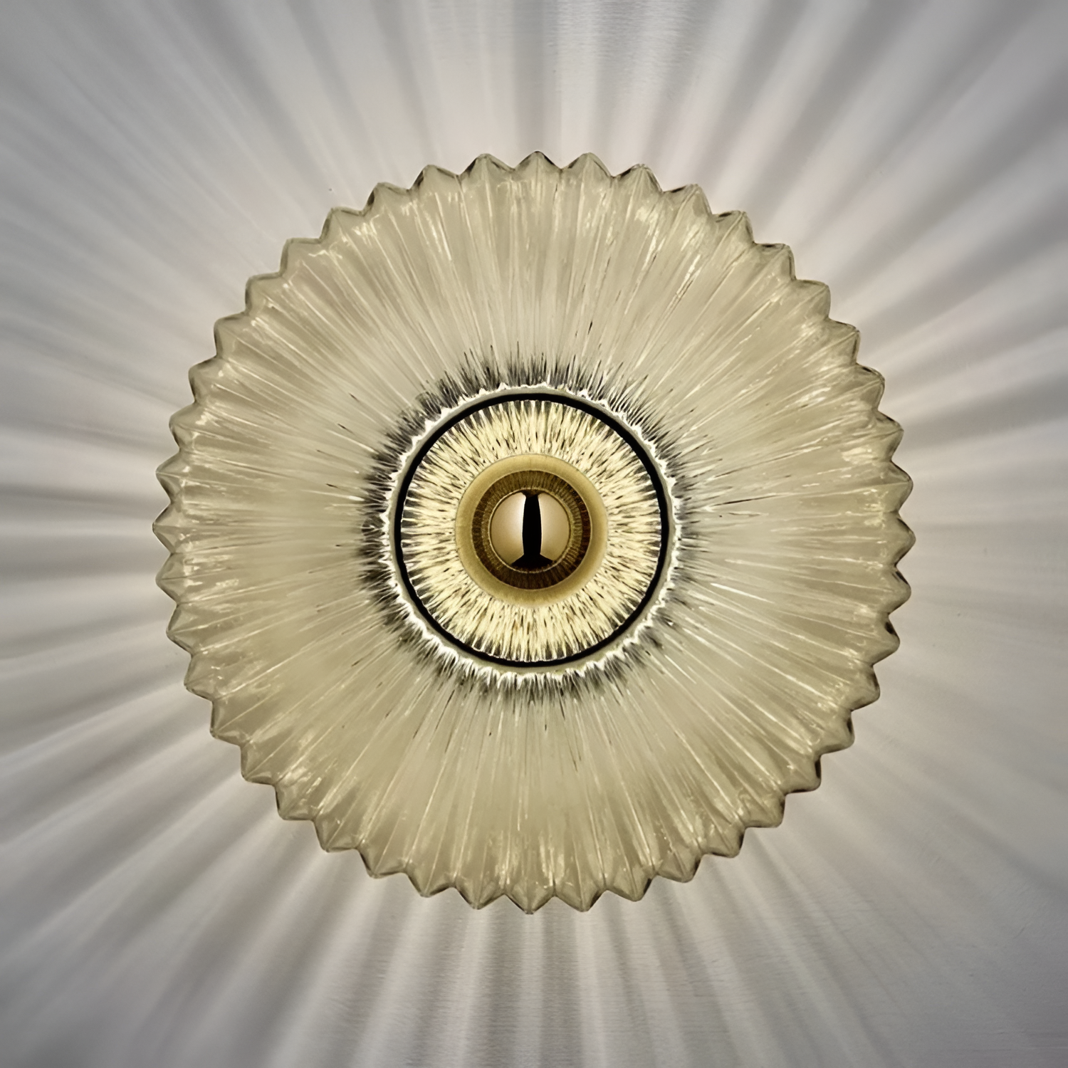 Retro-lampe i ribbet glas med bølgemønster – lysdæmpbar