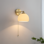 Stribet væglampe i mælkeglas og messing – med trækledning
