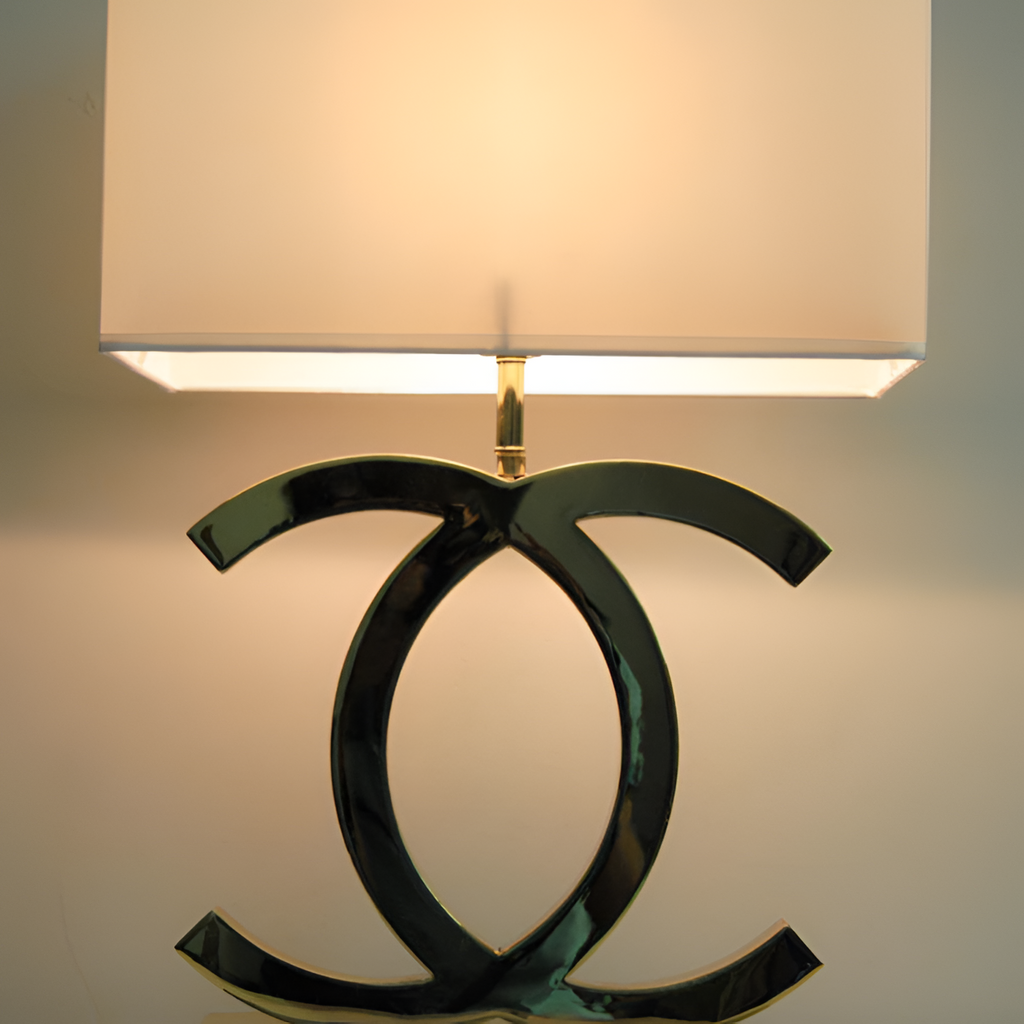Poleret reflekterende bordlampe – skulpturel