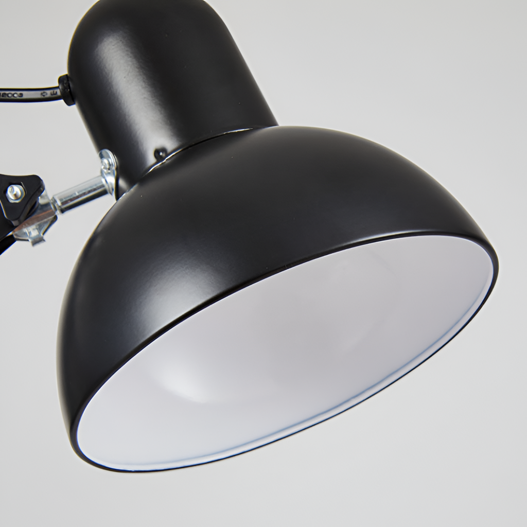 Bordlampe med udtrækkelig lang arm og klemme – minimalistisk