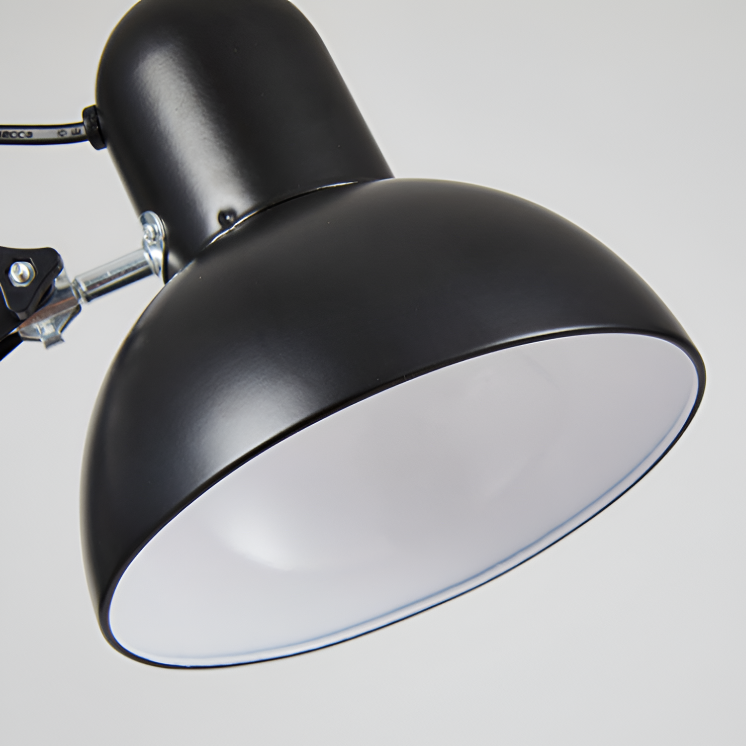Bordlampe med udtrækkelig lang arm og klemme – minimalistisk