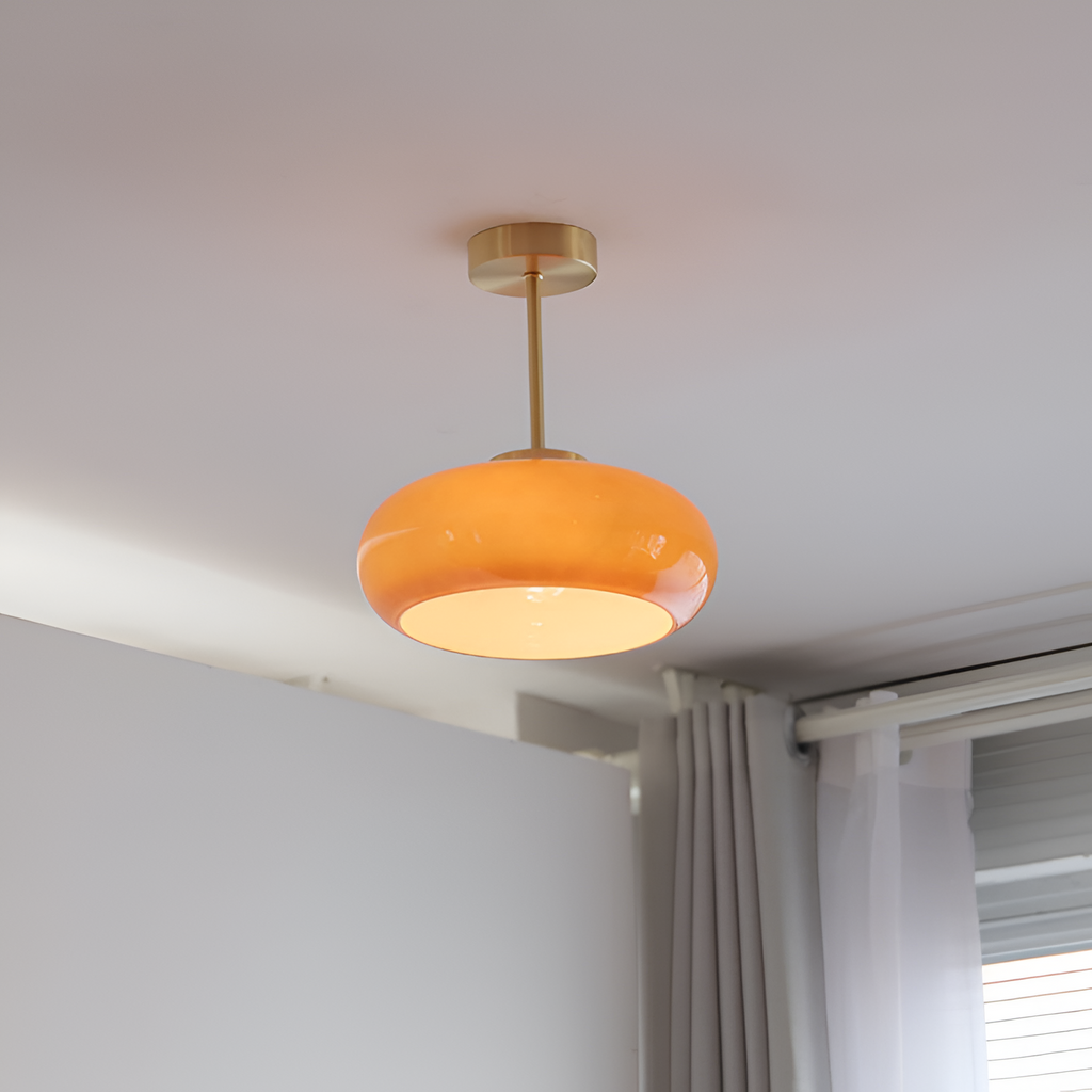Loftlampe i gul messing med blank overflade – delvist indbygget