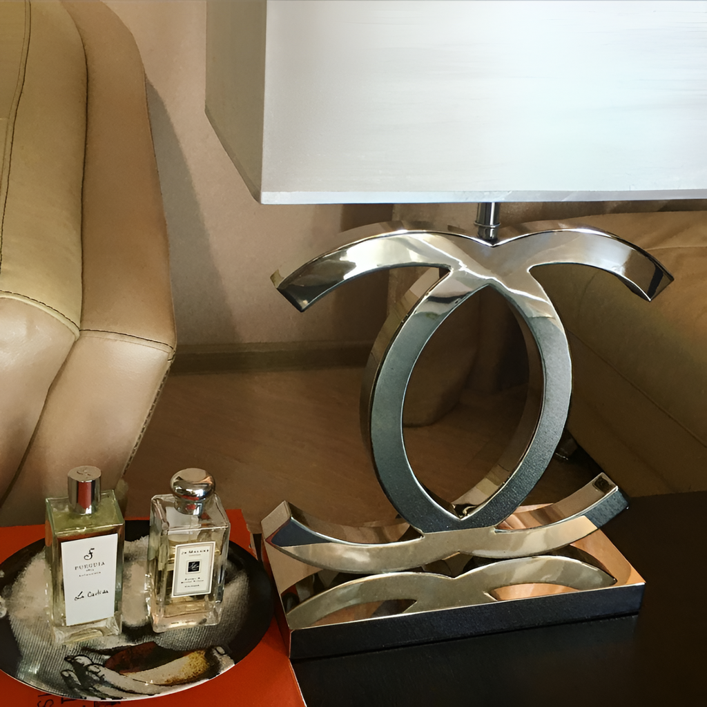 Poleret reflekterende bordlampe – skulpturel