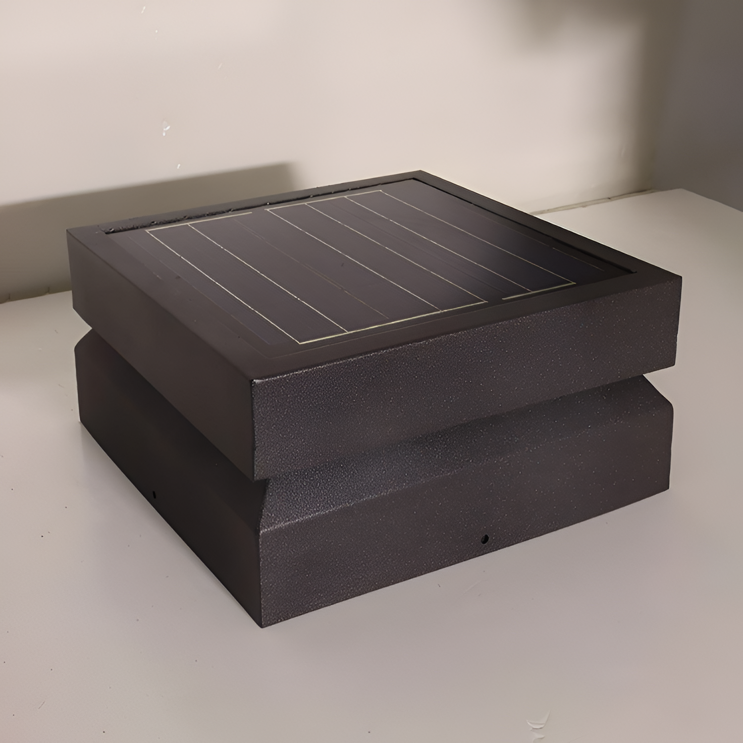 Tekstureret Finish Solcellelampe til Søjle - Minimalistisk
