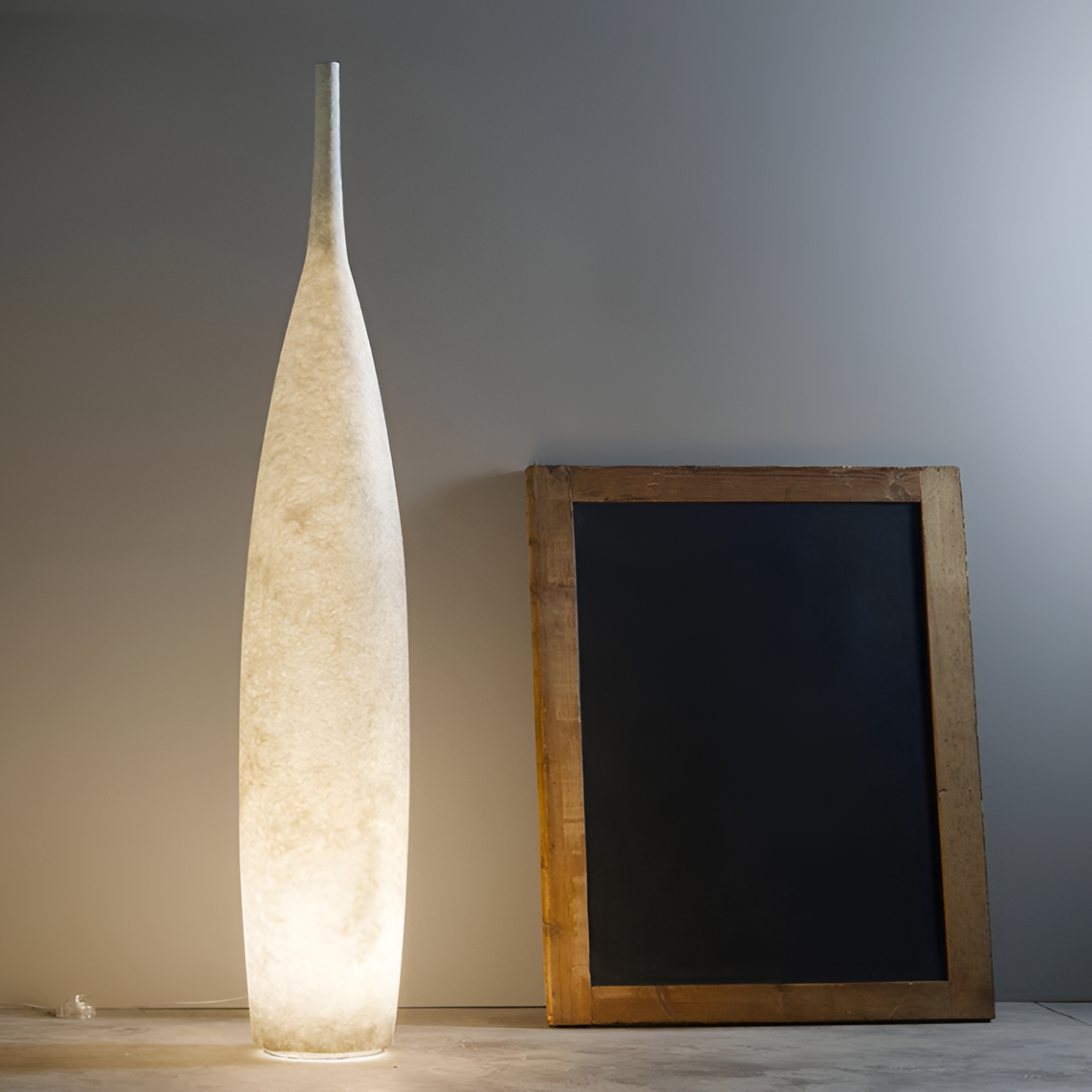 Tekstureret minimalistisk gulvlampe - Abstrakt