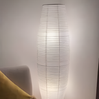 Rillet Høj Papirlampe - Minimalistisk