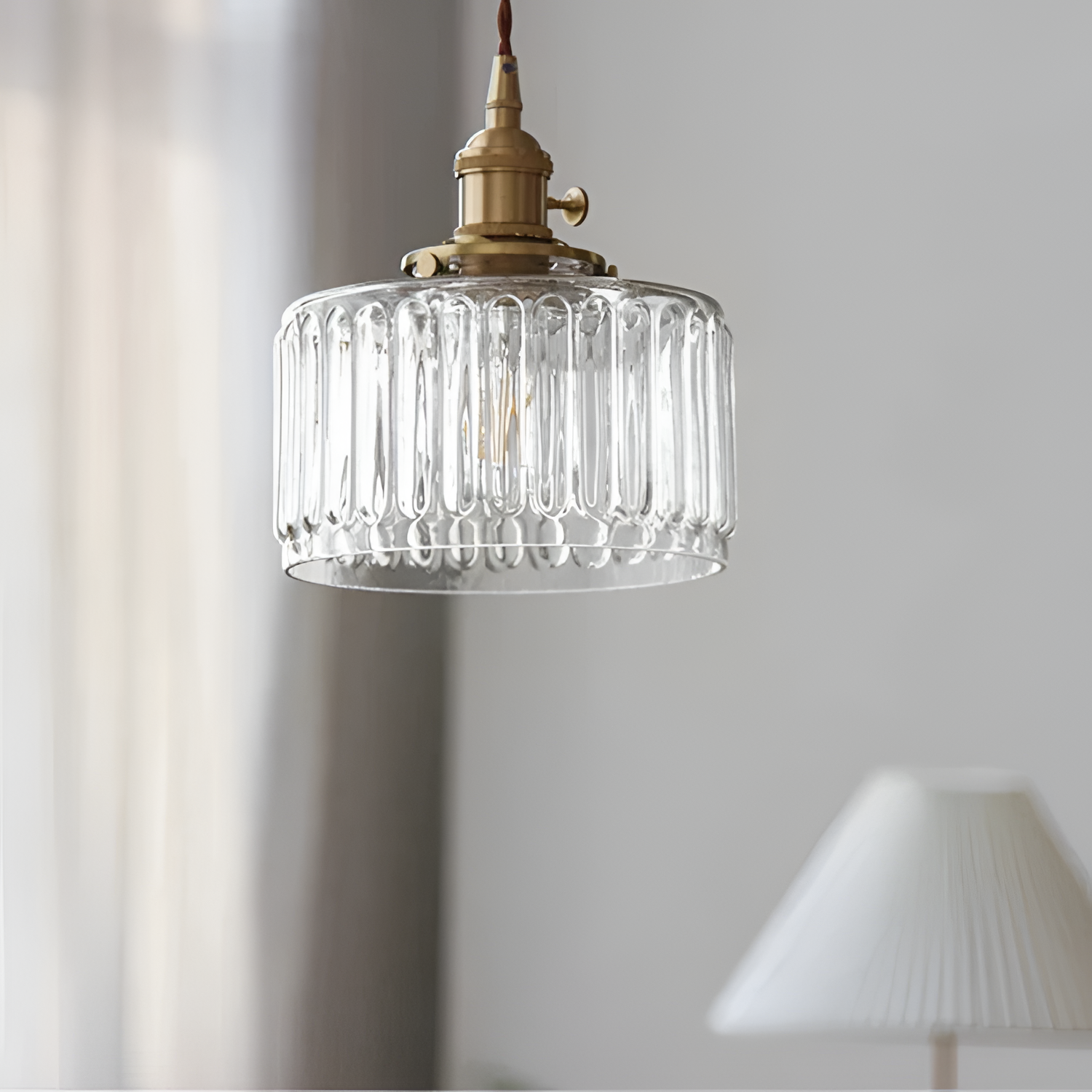 Pendellampe i ribbet glas – Vintage messinglampe