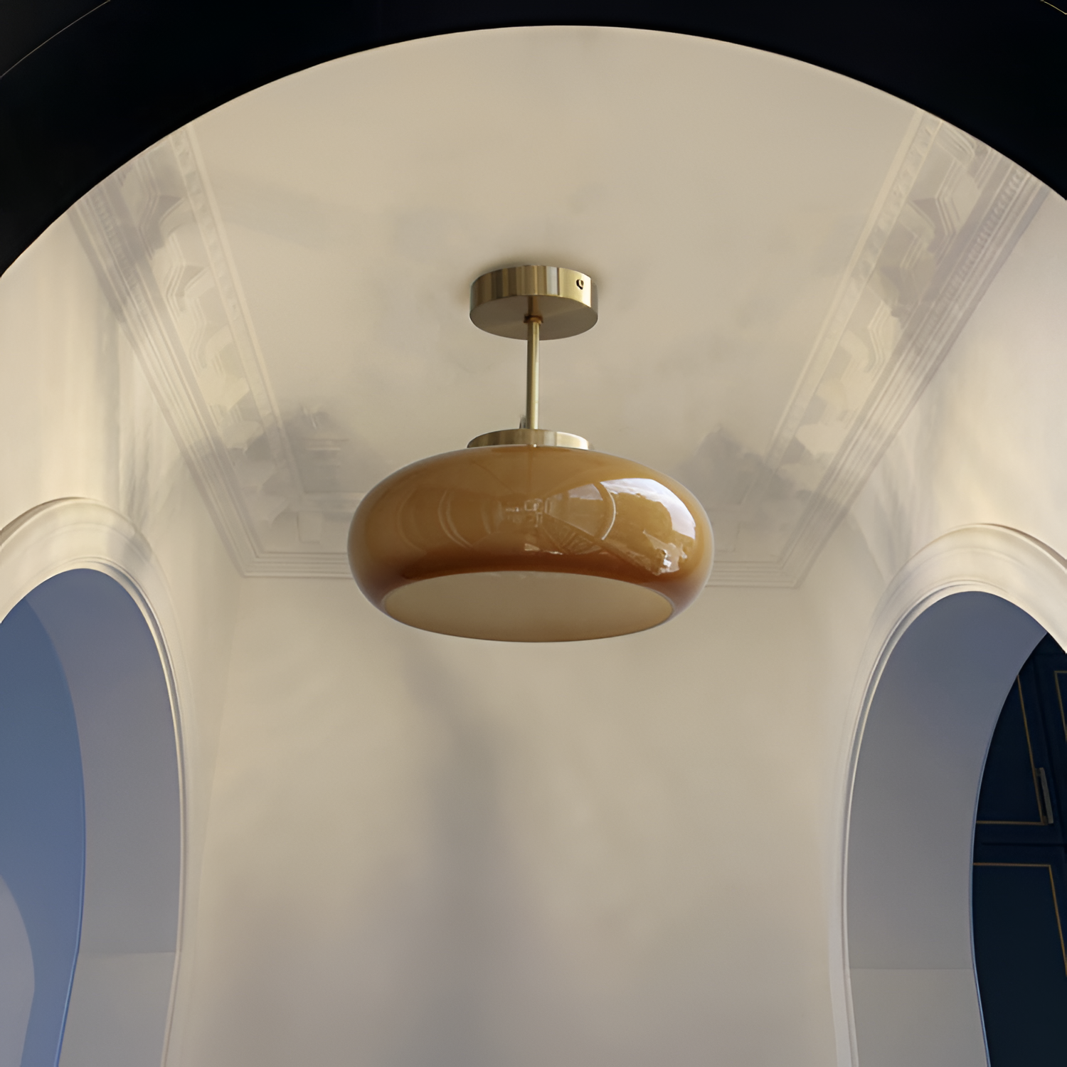 Loftlampe i gul messing med blank overflade – delvist indbygget
