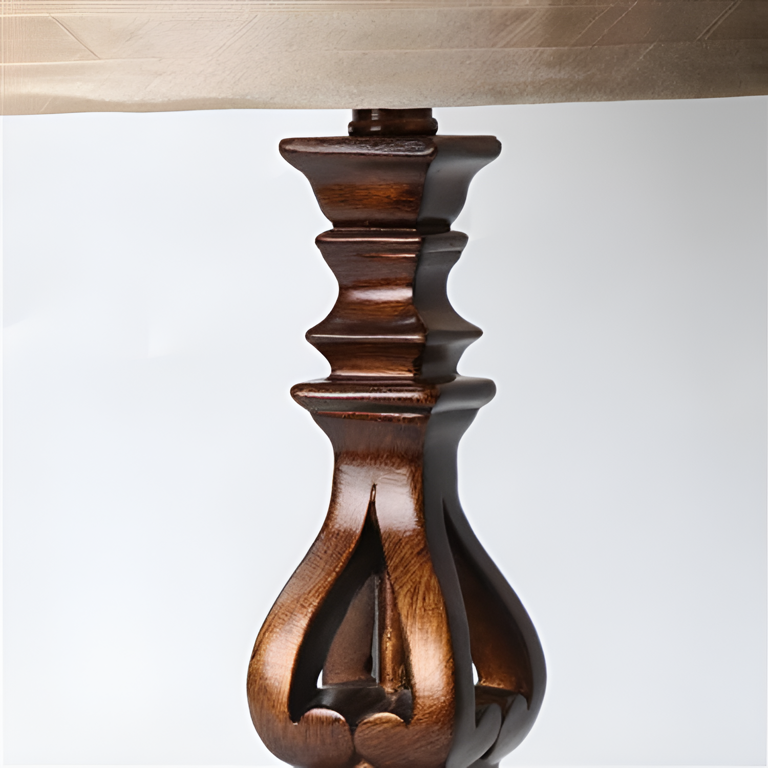 Traditionel Udsmykket Gulvlampe - Udskåret Detalje