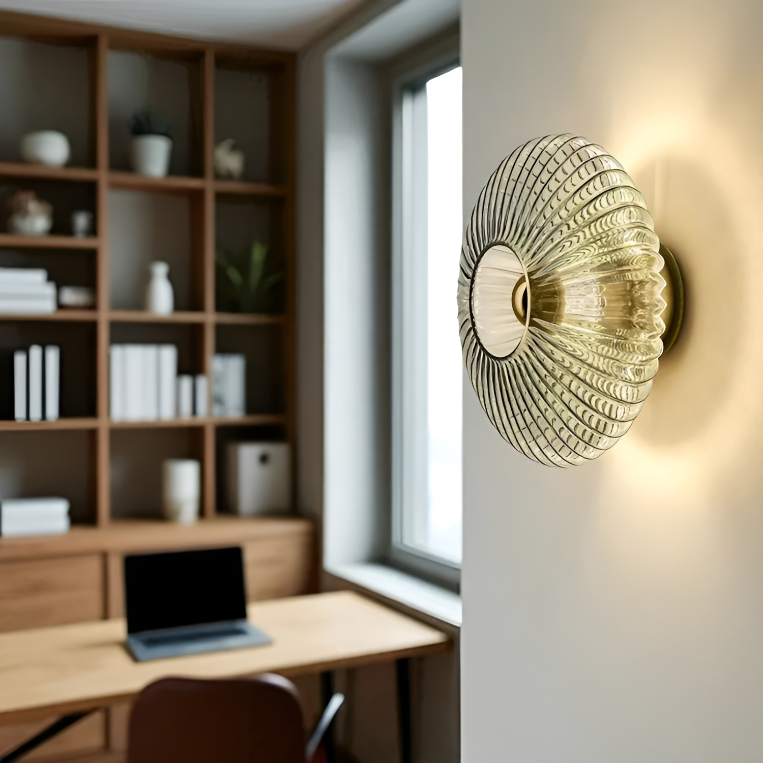 Retro-lampe i ribbet glas med bølgemønster – lysdæmpbar