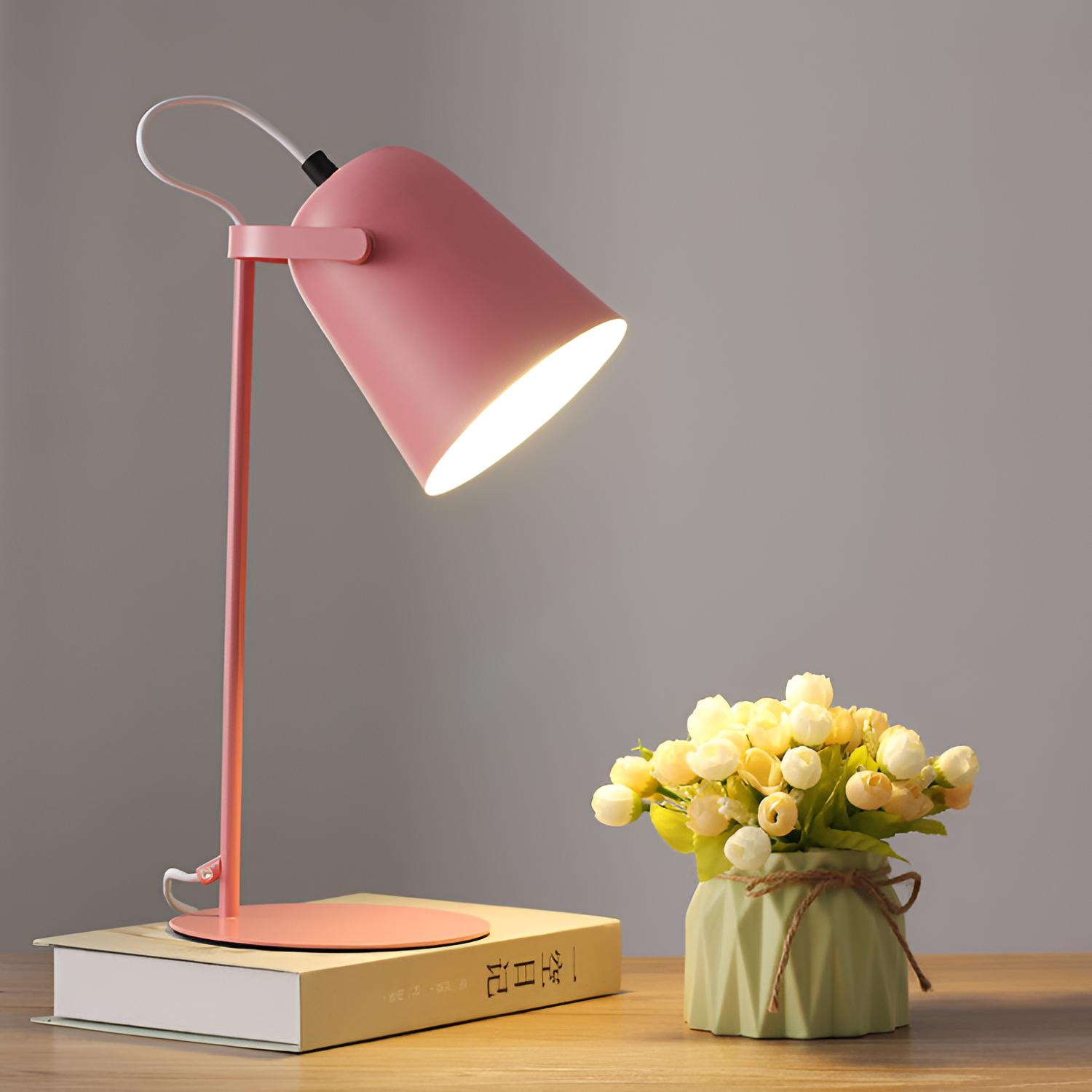 Kreativ bordlampe i form af en spand med makroner – nordisk stil