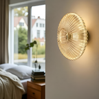 Retro-lampe i ribbet glas med bølgemønster – lysdæmpbar